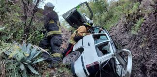 Accidente deja dos heridos en carretera a Tecali Accidente