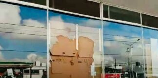 Dan cristalazo a agencia de motos de lujo en la Obrero Textil agencia