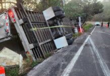 Chofer muere prensado tras accidente en federal El Seco-Azumbilla chofer