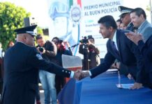 Eduardo Rivera condecora a nueve policías municipales policías