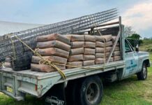Ariadna Ayala entrega cemento y blocks para rehabilitar presa Chilhuacán Ayala