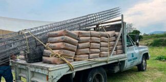 Ariadna Ayala entrega cemento y blocks para rehabilitar presa Chilhuacán Ayala