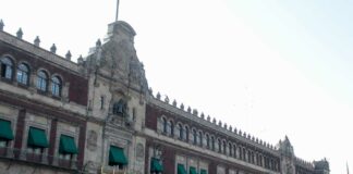 Palacio Nacional: Campesinos poblanos protestan contra aviones “anti lluvia” Campesinos