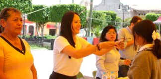 Voluntariado del Congreso entrega lentes a niñas y niños de Atoyatempan Congreso