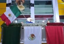 Se le rompe la bandera en pleno Grito de Independencia a alcaldesa en Jalisco