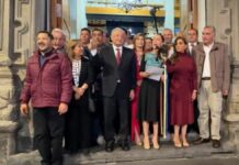 INE ordena a AMLO borrar publicaciones de la entrega del “Bastón de mando”