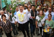 Alejandro Armenta visita los tianguis de Atempan y Zaragoza Foto: Especial.