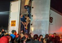 Rescatan a 350 migrantes hacinados dentro de un tráiler en Veracruz