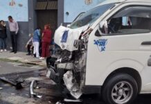 Seis heridos deja choque entre combi y camioneta en Centro Histórico