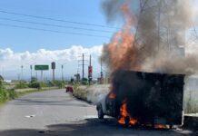 Se incendia camioneta de carga sobre el Periférico Ecológico