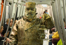 ‘Don Ferro’, la estatua viviente del Metro de la CDMX Ferro
