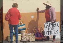 Artesano cambia su trabajo por útiles para su hijo en Oaxaca