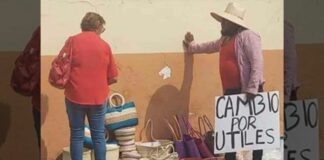 Artesano cambia su trabajo por útiles para su hijo en Oaxaca