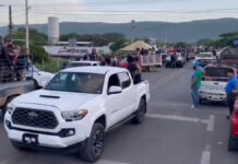 Aplauden al Cártel de Sinaloa por retirar bloqueos carreteros en Chiapas Pobladores de Chiapas se reunieron en la carretera Panamericana para aplaudir a presuntos integrantes del Cártel de Sinaloa.