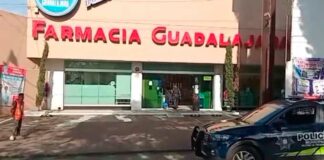 Sujeto amaga con cuchillo a empleada para asaltar farmacia Sujeto