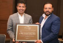 Canadevi entrega reconocimiento a Lalo Rivera por desarrollo de viviendas