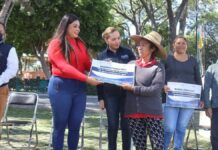 Entrega Paola Angon 500 depósitos para almacenamiento de agua