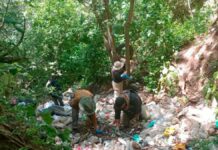 Hallan al menos 45 osamentas en una barranca en Michoacán