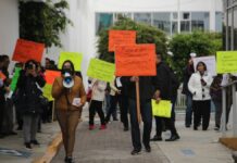 Trabajadores del ISSSTEP van a paro; acusan imposición de contrato colectivo