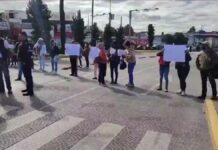 Padres de familia denuncian desvío de recursos y bloquean bulevar 5 de Mayo