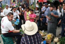 Alejandro Armenta recorre tianguis de Xixitla