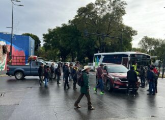 Pobladores de Coyomeapan bloquean vialidades en Puebla capital