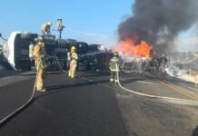Vuelcan y se incendian dos camiones; cierran la Orizaba-Puebla