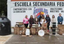 Entrega Paola Angon apoyos a estudiantes de la Secundaria Águilas de Anáhuac