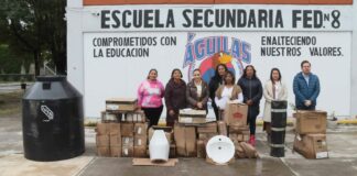 Entrega Paola Angon apoyos a estudiantes de la Secundaria Águilas de Anáhuac
