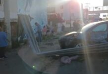 Choque deja auto impactado en barra de contención de Periférico Choque en Periférico