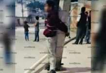 Amarran a poste a sujeto que intentó robar en escuela en Amozoc