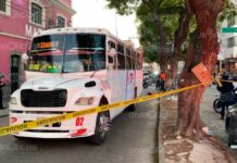 Chofer atropella y mata a dos adultas mayores en el Centro de Puebla Chofer