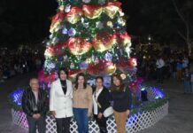 Asisten más de mil visitantes al encendido de árbol navideño en Texmelucan