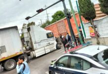 Tren choca con tráiler que intentó ganarle el paso en bulevar 18 de Noviembre