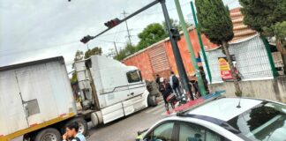 Tren choca con tráiler que intentó ganarle el paso en bulevar 18 de Noviembre