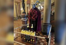 Instalan altar satánico navideño en el Capitolio de Iowa