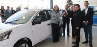 Gaby Bonilla entrega premio a ganadores de Sorteo para la Asistencia Social Sorteo