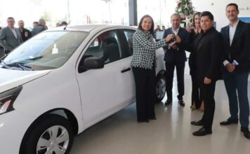 Gaby Bonilla entrega premio a ganadores de Sorteo para la Asistencia Social Sorteo