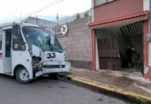 Choque en colonia Ladrillera de Benítez deja al menos cinco heridos