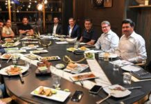 Ricardo Monreal se reúne con morenistas en Puebla