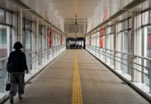 Japón: Mujer apuñala a tres personas en estación de tren