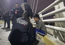 Hombre intenta saltar de puente en Puebla capital