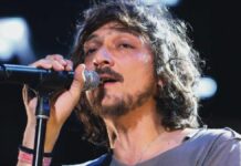 Golpean a León Larregui en París