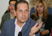 Denuncian a Alejandro Carvajal por promoción y uso indebido de recursos