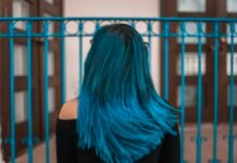 Jueza ampara a alumna para asistir a clases con el cabello teñido de azul
