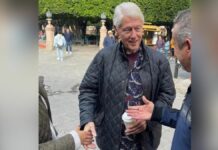 Captan a Bill Clinton paseando por San Miguel de Allende