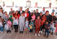 Entregan Sergio Salomón y Gaby Bonilla dispositivos de conducción ósea a infantes Salomón