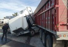Tractocamión choca contra muro de contención en Tlaxcala Tractocamión