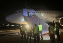 Pasajero abre puerta de emergencia en avión a punto de despegar en Tailandia