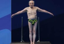 Clavadista de 100 años compite en el Mundial de Natación